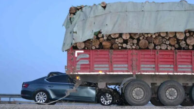 Feci görüntü! TIR’ın altına böyle girdi