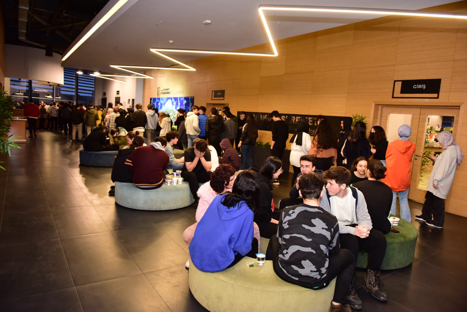 Uyumayan Kütüphane’de ders çalışmak öğrencilerden, iftar ve sahur belediyeden