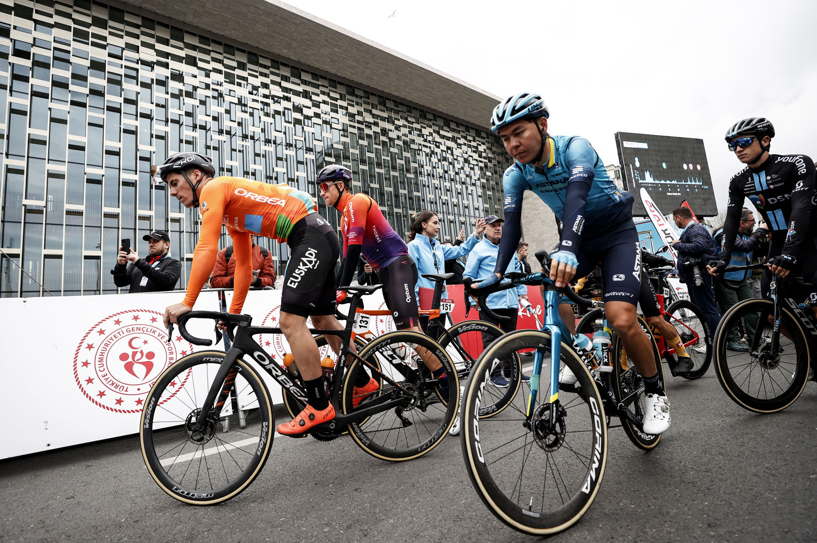 Cumhurbaşkanlığı Bisiklet Turu durduruldu! Şampiyon belli oldu Cumhurbaşkanlığı Bisiklet Turu durduruldu! Şampiyon belli oldu