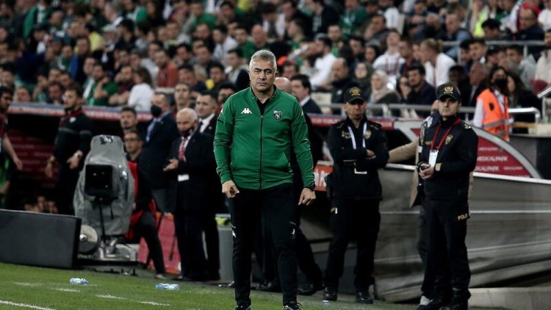 Bursaspor mağlubiyeti sonrası bileti kesildi! Kocaelispor'da, Bursaspor yenilgisi sonrası teknik direktör Mehmet Altıparmak ile yollar