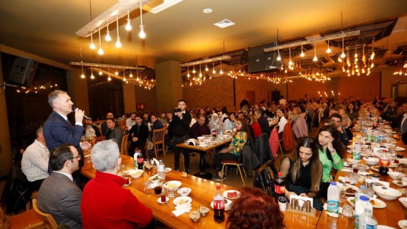 Başkan Taban, İnegöl’ün kültür sanat ekibiyle iftarda buluştu Belediye Başkanı Alper Taban, İnegöl Belediyesi Halk Dansları Topluluğu, korolar