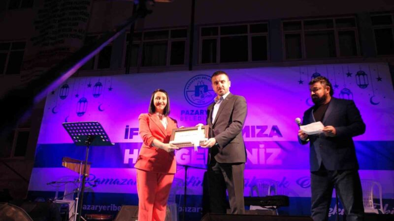 Başkan Tanır’a kardeş belediye Pazaryeri Belediyesi’nden fahri hemşehrilik beratı Bilecik’in Pazaryeri ilçesinde düzenlenen iftar programına katılan Kestel Belediye Başkanı