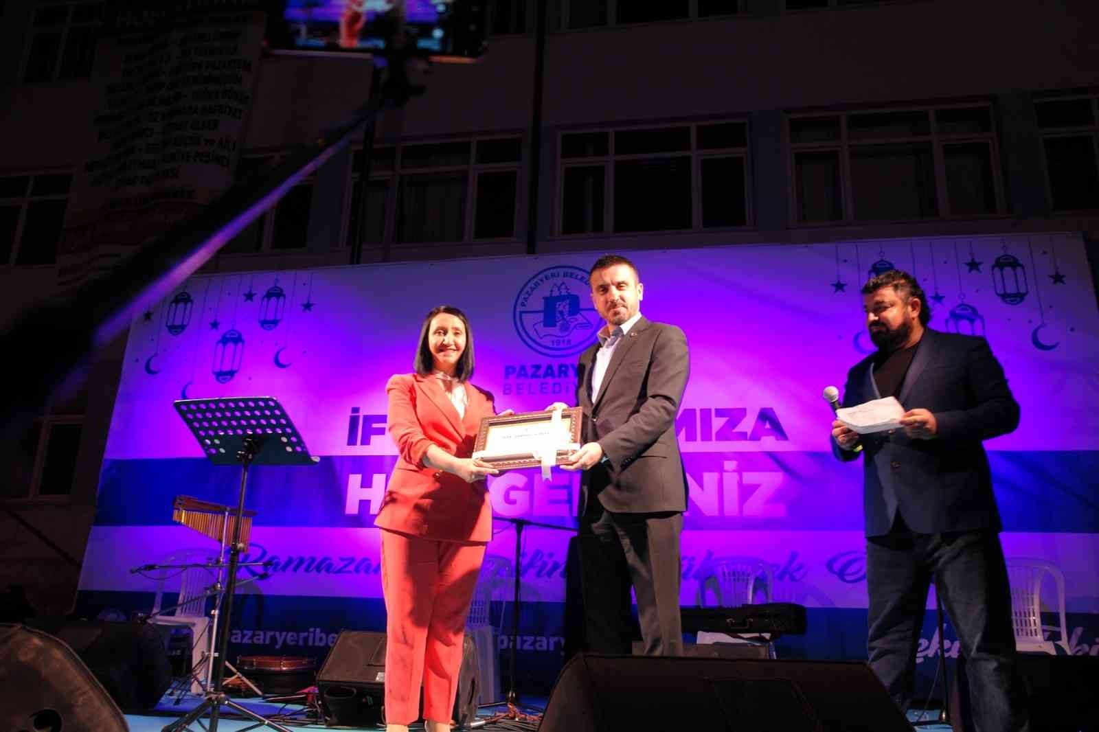 Başkan Tanır’a kardeş belediye Pazaryeri Belediyesi’nden fahri hemşehrilik beratı