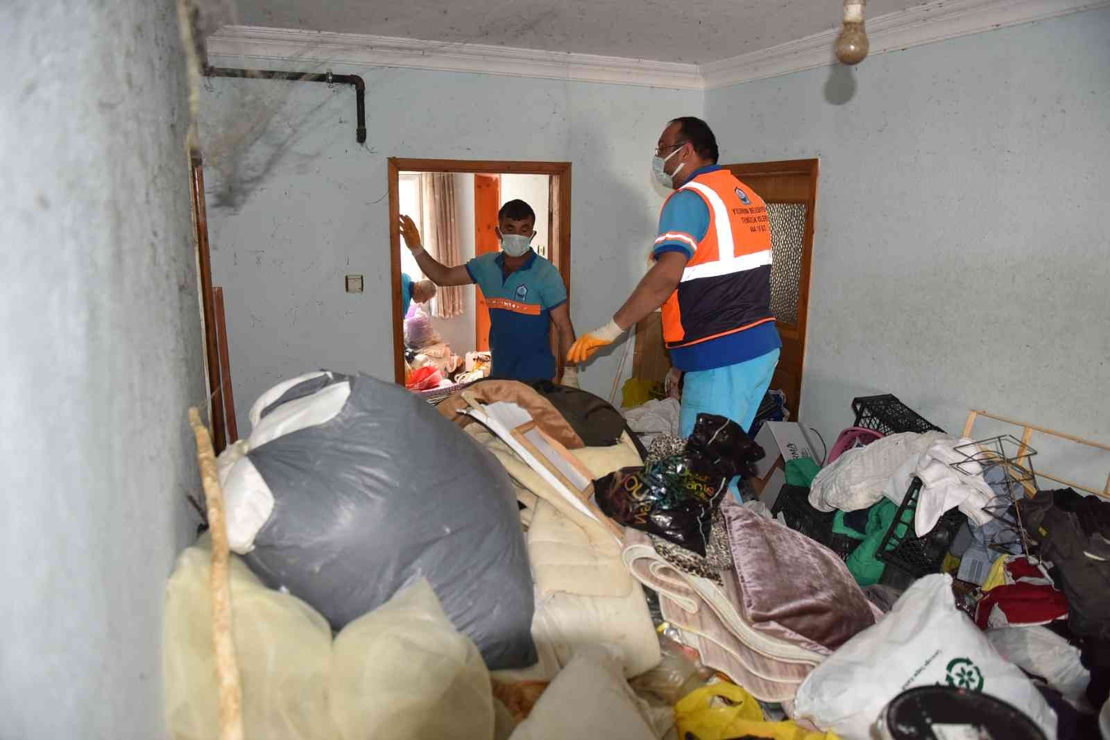 Bursa’da bu evden 4 kamyon çöp çıktı!