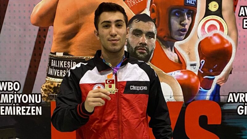 Balıkesir'de yapılan Üniversitelerarası Türkiye Boks Şampiyonası'nda Milli sporcumuz Yiğit Üs