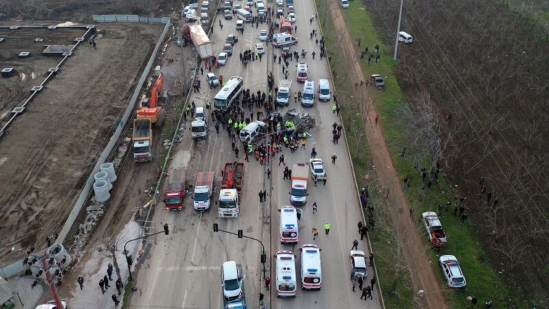 Bursa’da 4 kişi ölmüş 22 kişi yaralanmıştı! Mahkemeden ara karar Bursa-Ankara karayolunda 4 kişinin öldüğü, 22 kişinin yaralandığı zincirleme trafik