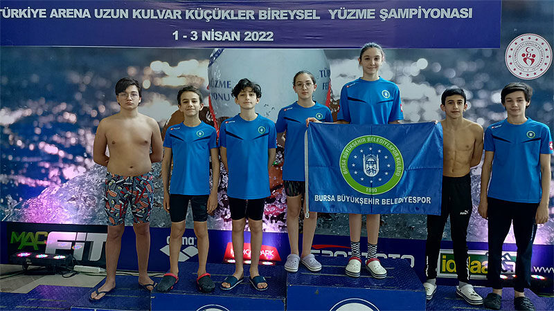 Bursa Büyükşehir Belediyespor Kulübü sporcuları, Trabzon'da gerçekleştirilen Uzun Kulvar Küçükler