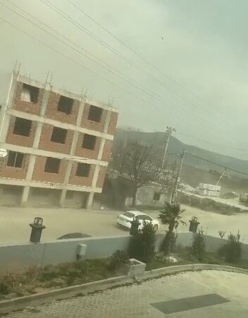 Meteoroloji’den Bursa’ya uyarı! Bursa’da etkili olan rüzgârla birlikte gökyüzü tozla kaplandı.