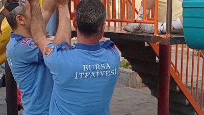 Bursa’da kaydırak demirlerine sıkışan çocuğu itfaiye böyle kurtardı