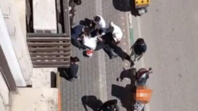 Bursa’da seyir halindeki kurye dengesini kaybederek yere düştü