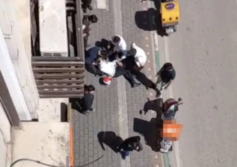 Bursa’da seyir halindeki kurye dengesini kaybederek yere düştü