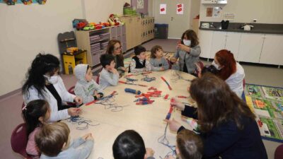 Bursa’da sokak hayvanlarının hediyeleri çocuklardan