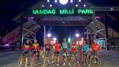 Bursalı bisikletçiler iftardan sahura pedal çevirdi.