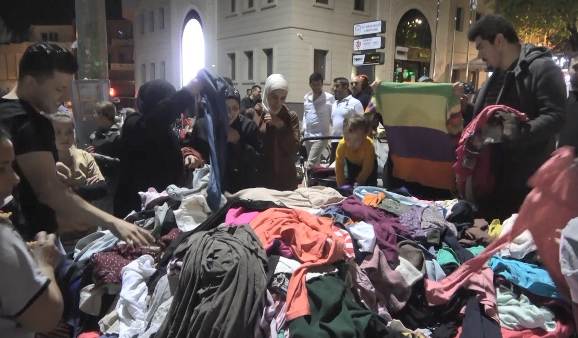 Bursa’da ekmekten ucuz kıyafet! Bakın kaç liraya sattı?