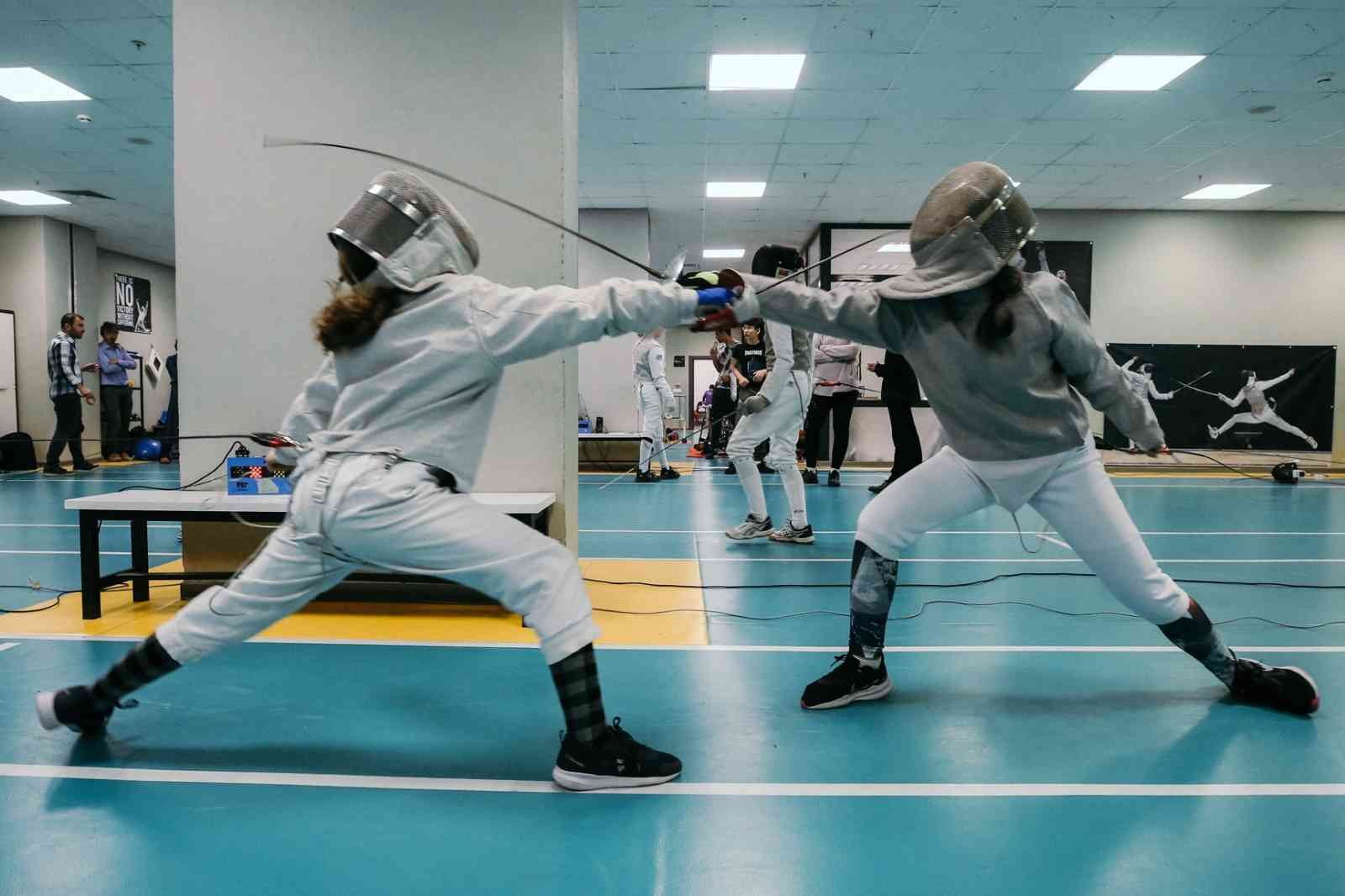 Eskrimde kılıçlar çekildi Eskrimde kılıçlar çekildi