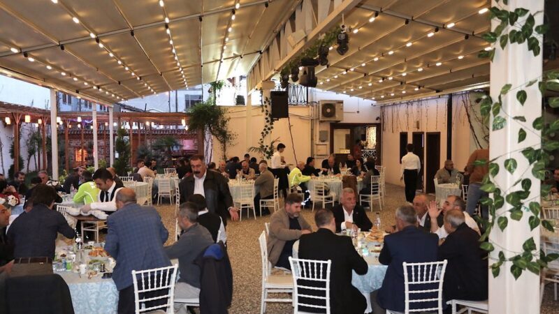 Başkan Işık: Özlediğimiz toplu iftar sofralarının bereketini yeniden yaşıyoruz Gürsu protokolü ve ilçe halkının katılımıyla düzenlenen toplu iftarlarda bir
