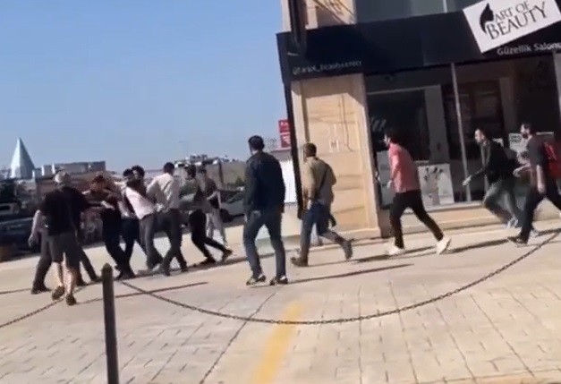 Bursa’da gençlerin ’’kız’’ kavgası, meydan muharebesine döndü Bursa’da gençlerin ’’kız’’ kavgası, meydan muharebesine döndü