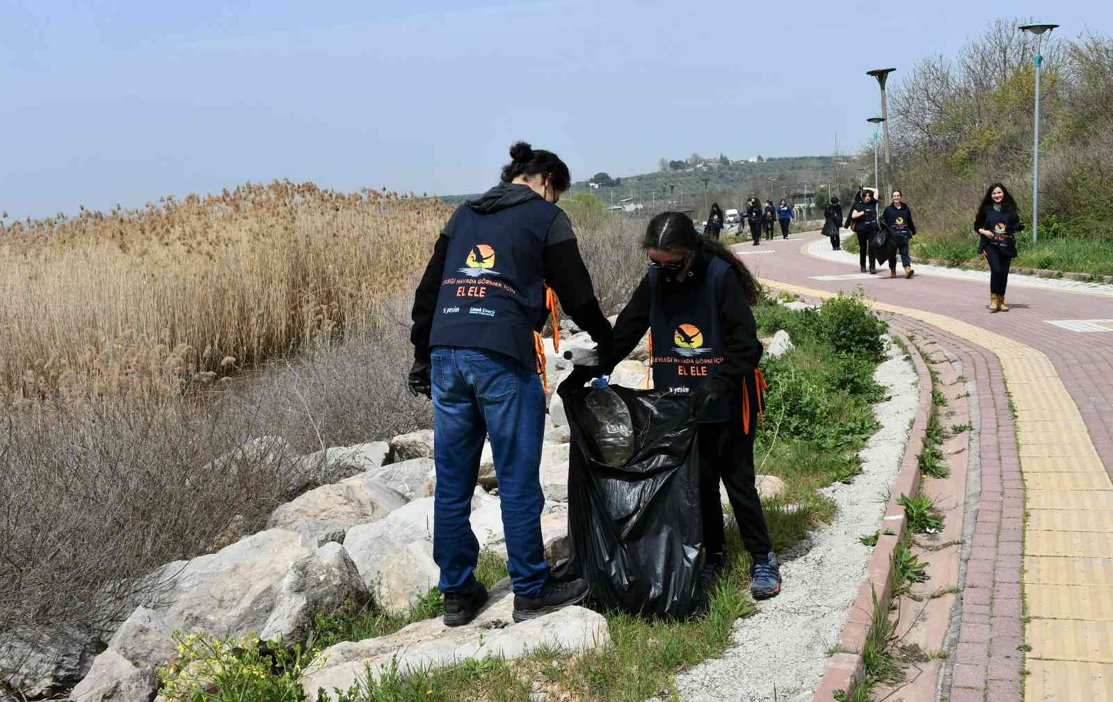 Gönüllü öğrenciler, leyleklerin yaşam alanlarını temizledi