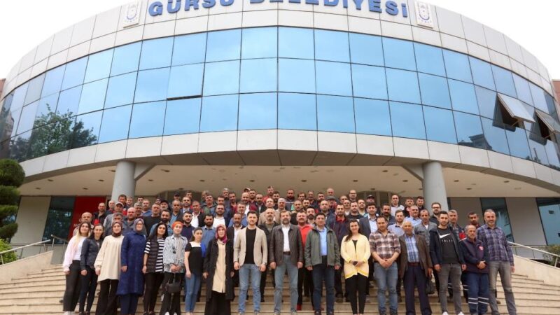 Gürsu Belediyesi’nden işçilerine çifte bayram! Maaşlara zam geldi… Gürsu Belediyesi, işçilerine yaptığı seyyanen zamla çifte bayram sevinci yaşattı.