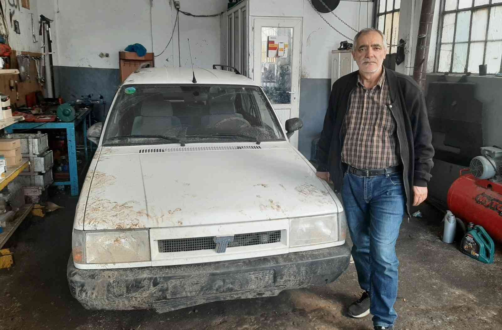 Bursa’da otomobil fareleri, çamura saplandı