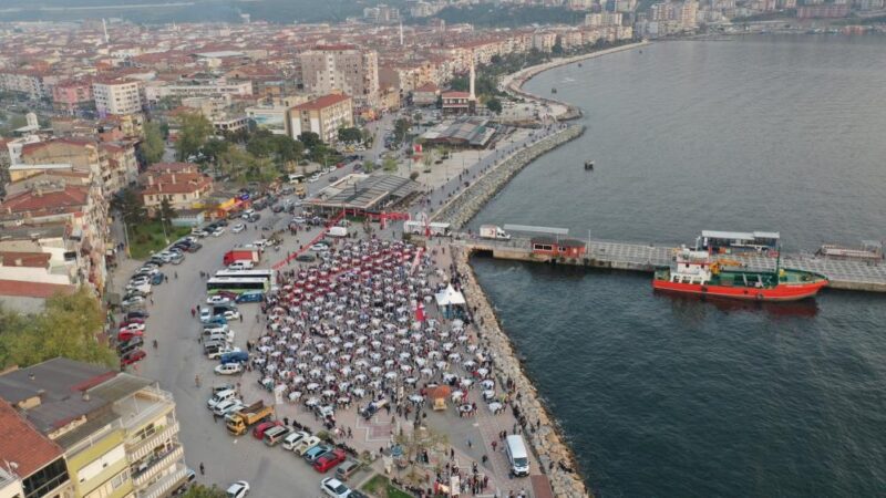 Bursa’da 2 bin 500 kişiye iftar! Bursa Büyükşehir Belediyesi’nin Gemlik 15 Temmuz Demokrasi Meydanı’nda düzenlediği iftar