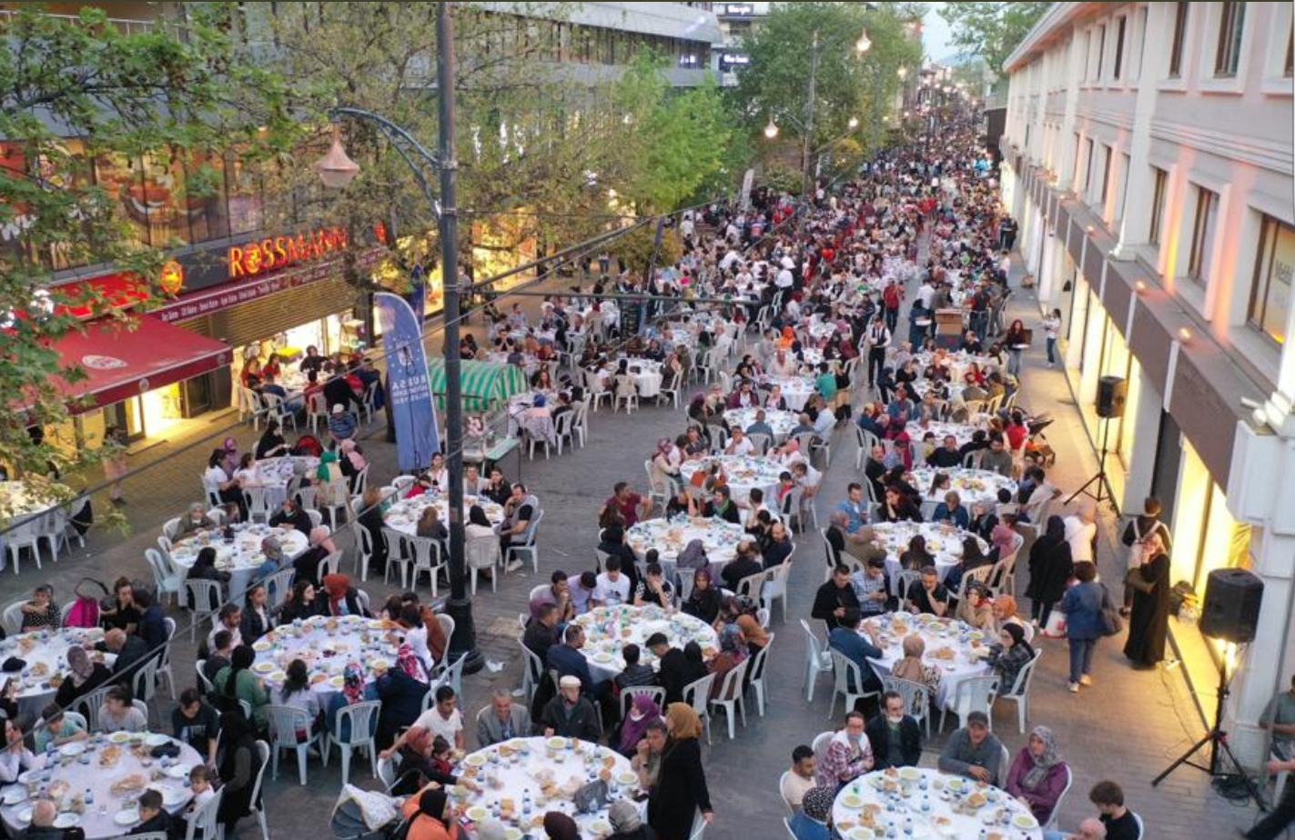 Bursa’nın en büyük iftarı! 1 kilometrelik caddede 15 bin kişi…