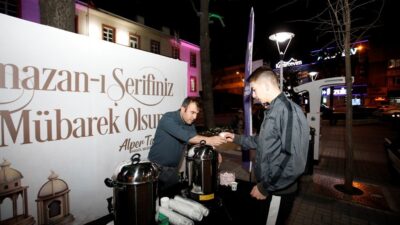 İftar sonrası çaylar İnegöl Belediyesi’nden