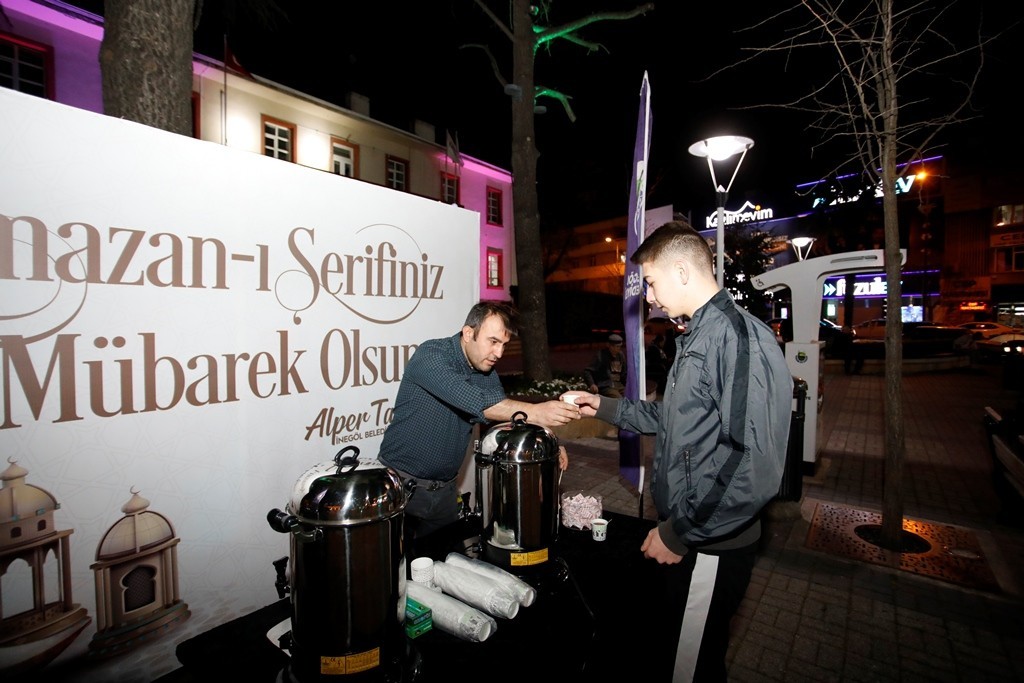 İftar sonrası çaylar İnegöl Belediyesi’nden
