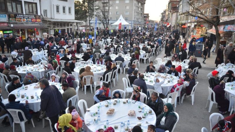 Orhaneli’nde 4 bin kişilik iftar buluşması Ramazan ayının bereketini yaptığı çalışmalarla şehrin her yerinde hissettiren Bursa