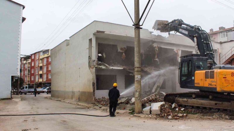 Karacabey’de ulaşıma engel olan yapı ortadan kaldırıldı Karacabey Sırabademler Mahallesi’nde bir kısmı yola taşan ve yıllardır o