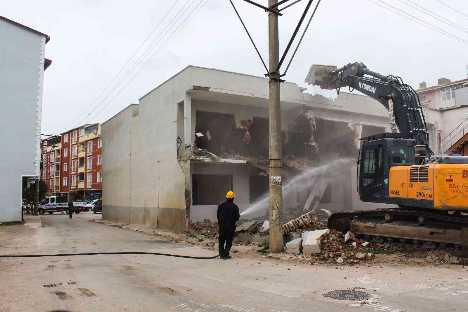 Karacabey’de ulaşıma engel olan yapı ortadan kaldırıldı Karacabey’de ulaşıma engel olan yapı ortadan kaldırıldı