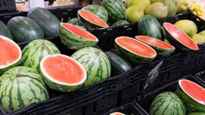 Karpuz tezgahlarda yerini almaya başladı! Fiyatı nedeniyle dilimle satılıyor