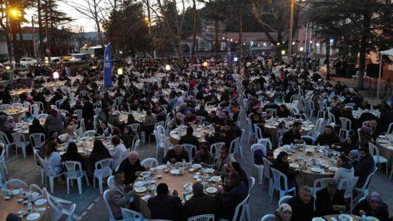 Bursa’da 2 bin kişiye iftar! Bursa Büyükşehir Belediye Başkanı Alinur Aktaş, dağ ilçelerindeki iftar buluşmalarının