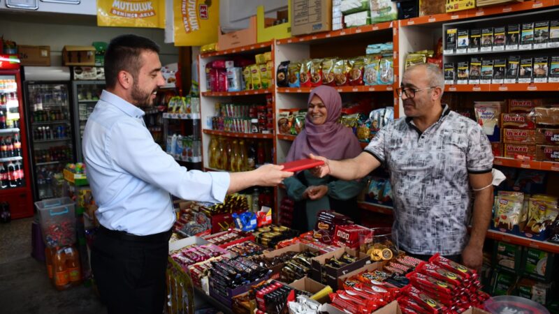 Bursa’da büyük bayram hediyesi! Belediye başkanı vatandaşın tüm borcunu ödedi… Geçtiğimiz yıl Ramazan Bayramı öncesinde ilçedeki ihtiyaç sahiplerinin bakkallardaki veresiye