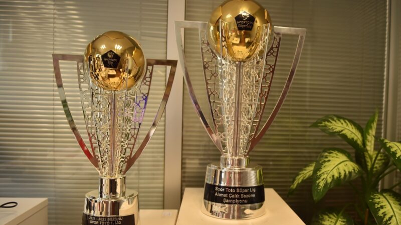 TFF kupaları görücüye çıkardı! Türkiye Futbol Federasyonu, Spor Toto Teşkilat Başkanlığı'nda sergilenmek üzere bulunan