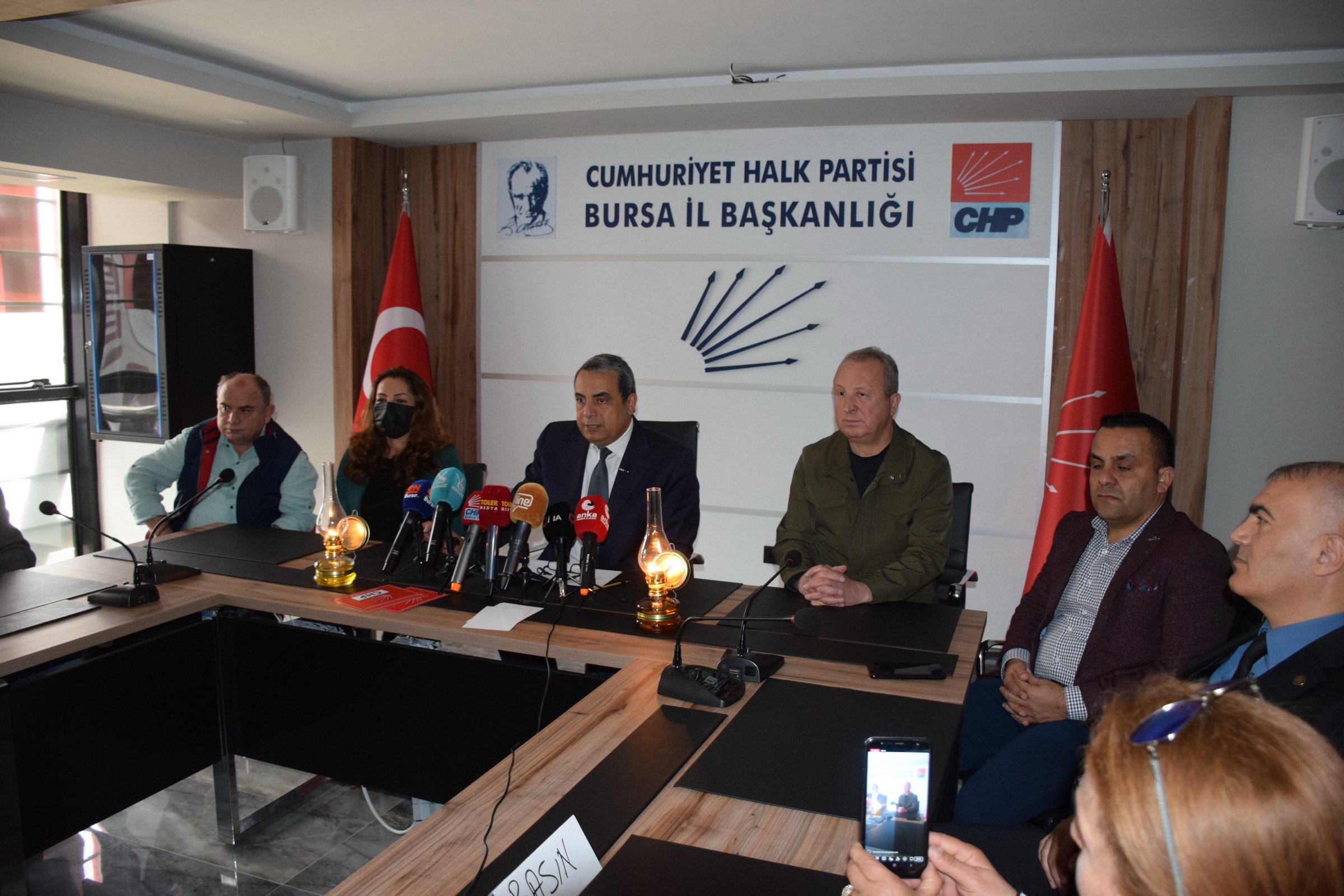 CHP Bursa’da il binasının elektriği kesildi! Gaz lambasıyla tepki…