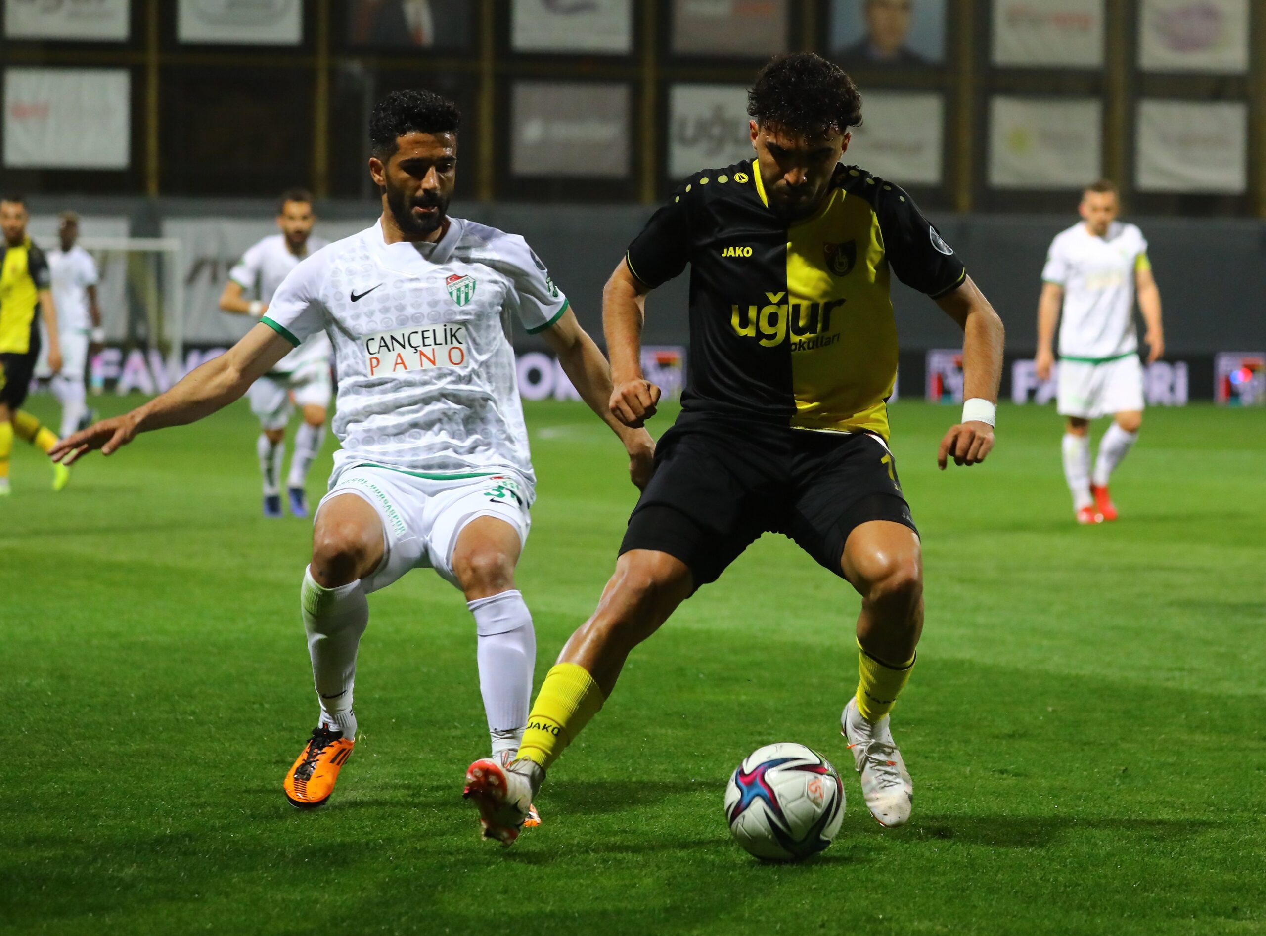 Bursaspor’a çok yazık oldu! Kırmızı kartlar havada uçuştu!