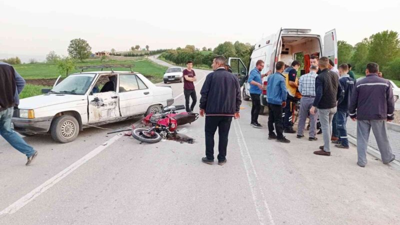 Bursa’da motosikletli sürücü ölümden döndü! Mustafakemalpaşa ilçesinde otomobile çarpan motosikletli sürücü ölümden döndü.