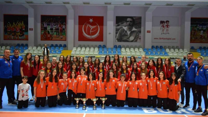 Voleybolda büyük başarı gösteren Nilüfer Belediyespor altyapı takımları düzenlenen törende