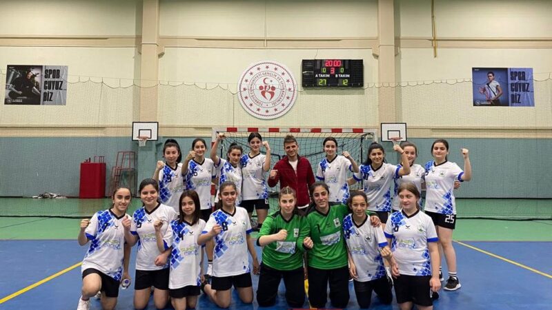 Osmangazi Belediyespor Hentbol Takımı sporcuları, Mudanya Belediyespor’u farklı yenerek şampiyonluk