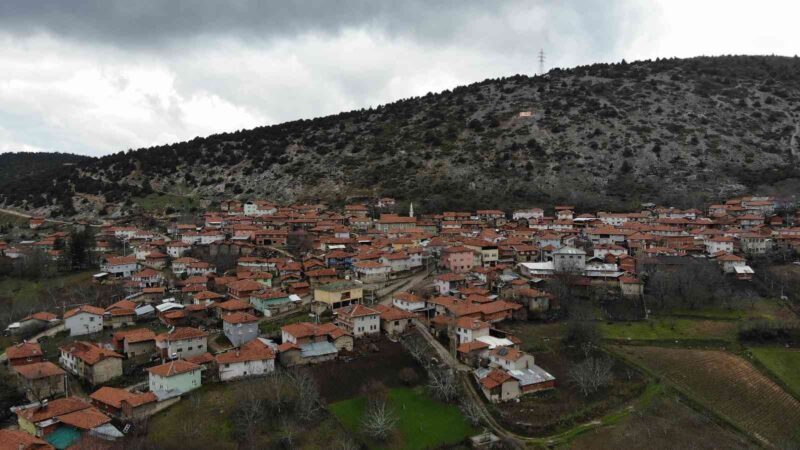 Bursa’da köye kurdukları müzeyle tarihlerini tanıtıyorlar Bursa’da Sorgun köylüleri, kurdukları müzeyle köye gelenlere tarihlerini tanıtıyorlar.