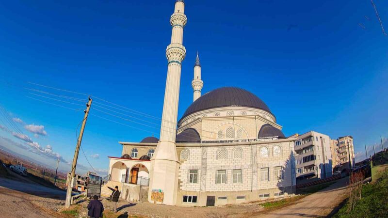 Mustafakemalpaşa’da Şehitler Camisi ibadete açıldı Mustafakemalpaşa Barış Mahallesi’nde şehitlerin anısını yaşatmak için yapılan Oğlak Tepe