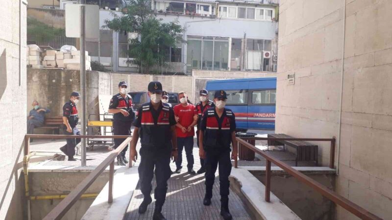 Bursa’da son sözü ailesine başsağlığı dilemek oldu ama müebbetten kurtulamadı Bursa’da miras nedeniyle çıkan kavgada bir kişiyi öldürüp, 3 kişiyi