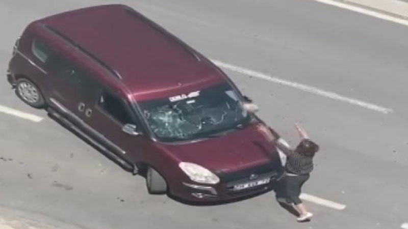 Cipine çarpan aracı hurdaya çevirdi