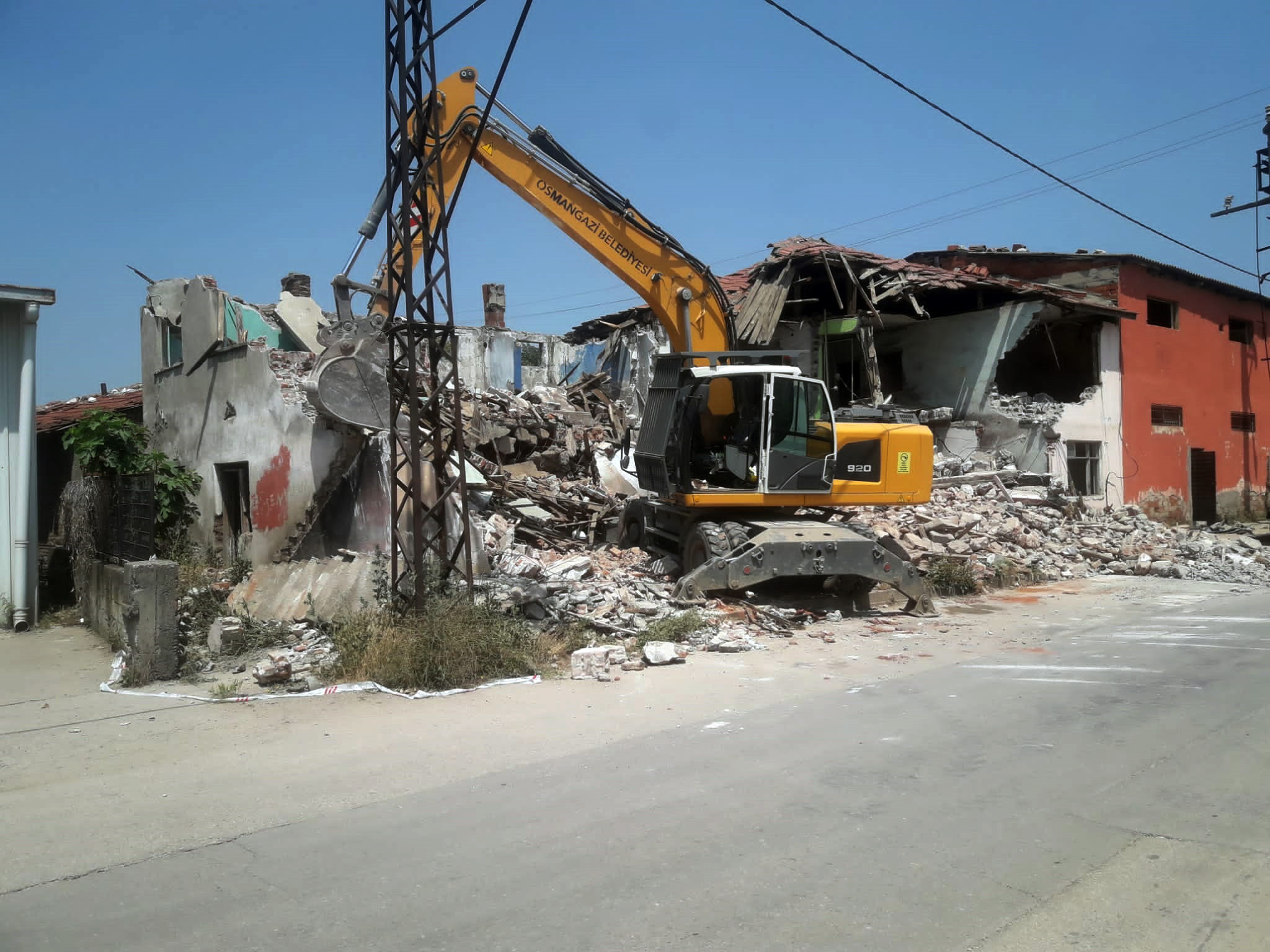 Osmangazi’de metruk binalar tek tek yıkılıyor