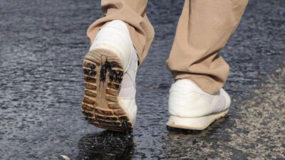 Sıcak hava asfalt eritti! Ayakkabılar yola yapıştı