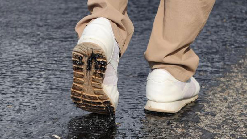 Sıcak hava asfalt eritti! Ayakkabılar yola yapıştı