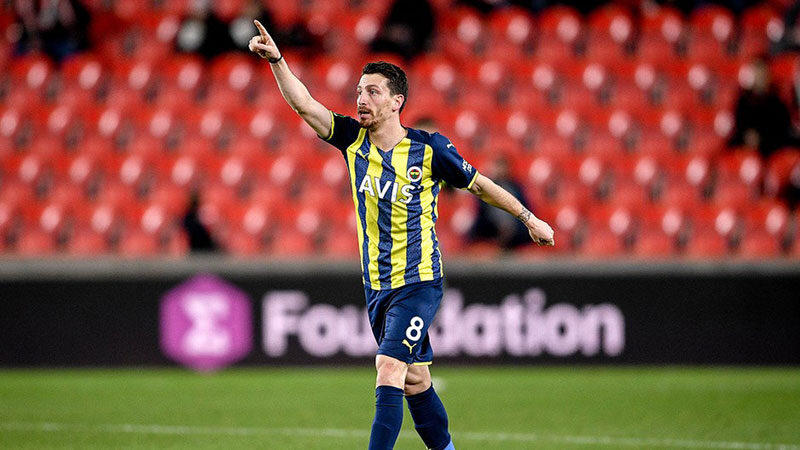Mert Hakan Yandaş’a sürpriz talip Fenerbahçe'nin başarılı futbolcusu Mert Hakan Yandaş'a sürpriz bir talip çıktı.
