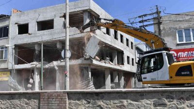 Bursa’da 3 katlı kaçak bina yıkıldı