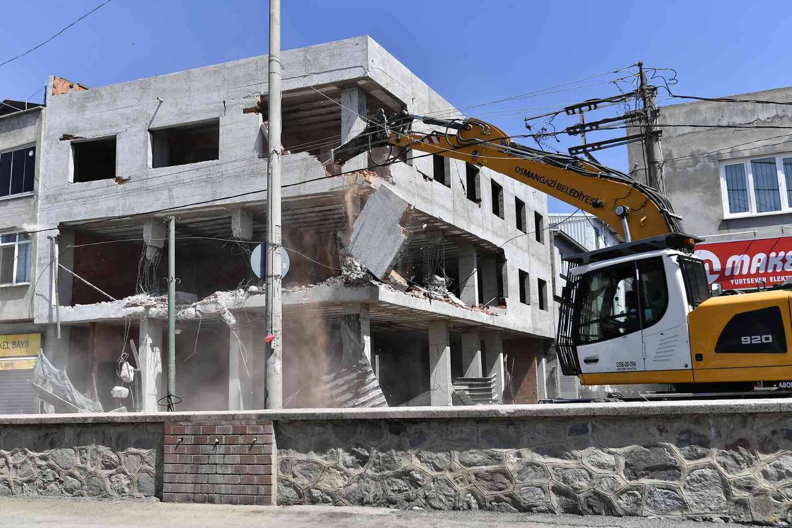 Bursa’da 3 katlı kaçak bina yıkıldı